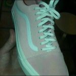 【スニーカー】「白とピンク」か「青緑とグレー」人によって色が違って見える！？